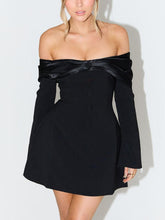 Elegante minivestido con hombros descubiertos y mangas acampanadas