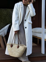 Klassischer langer Wollmantel mit Schlitz am hinteren Saum und Revers