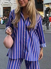 Lässiges, lockeres, gestreiftes Button-Down-Hemd