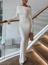 Vestido largo de manga larga con hombros descubiertos y color liso