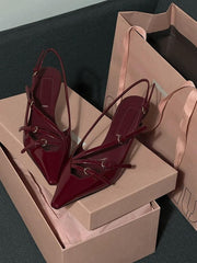 Tacones altos de aguja con tiras y punta de charol
