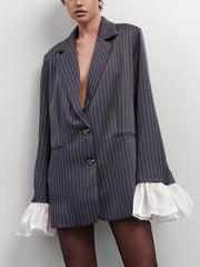 Exquisiter, lockerer Anzug mit Spitzenrüschen und Streifen