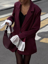 Exquisiter, lockerer Anzug mit Spitzenrüschen und Streifen