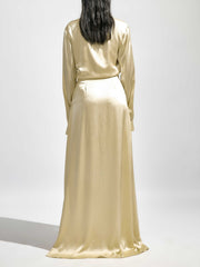 Elegantes, plissiertes Maxikleid aus Satin mit tiefem V-Ausschnitt und langen Ärmeln