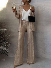 Einzigartiger, mit Pailletten besetzter, vorne offener, langärmliger Mantel mit Party-Szene