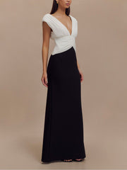 Elegantes Maxikleid mit tiefem V-Ausschnitt und kontrastierenden Falten