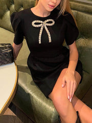 Elegantes Minikleid im schicken Stil mit Schleifenverzierung und Schlitz