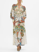 Exquisito vestido largo ajustado con estampado retro