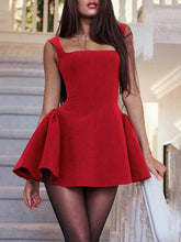 Elegante minivestido de corte A con escote cuadrado y cintura alta