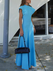 Vestido largo moderno con cuello redondo, aberturas y puños anchos