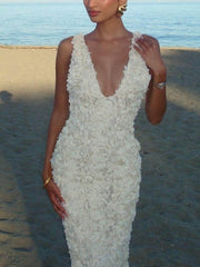 Elegantes Kleid mit tiefem V-Ausschnitt und Blumenapplikation