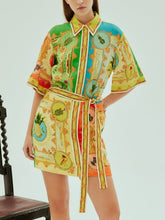 Exquisito minivestido de satén con estampado divertido