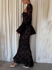 Zartes und elegantes schwarzes Langarm-Maxikleid aus Spitze