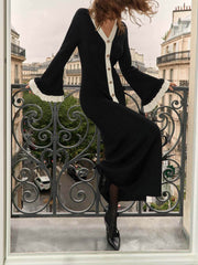 Elegante vestido largo de punto con botones en contraste