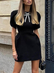 Elegantes Minikleid im schicken Stil mit Schleifenverzierung und Schlitz