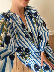 Klassisches, lässiges Swing-Kleid mit Streifen und Blumenmuster