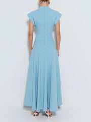 Vestido largo moderno con cuello redondo, aberturas y puños anchos