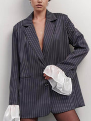 Exquisiter, lockerer Anzug mit Spitzenrüschen und Streifen