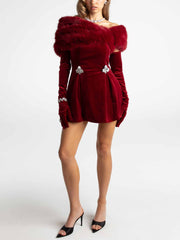 Elegantes schulterfreies Minikleid mit Pelzkragen