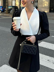 Elegantes Blazer-Minikleid mit Metallschnalle in Kontrastfarbe und Revers