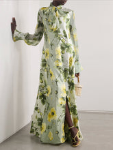 Vestido largo delicado con estampado floral y frutal