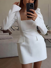 Elegantes und schmal geschnittenes Minikleid mit plissierten Hammelkeulenärmeln und quadratischem Ausschnitt
