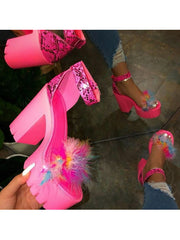 Tacones de plataforma gruesos con parches de plumas