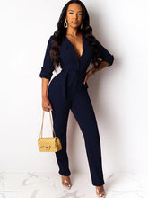 Langärmliger, figurbetonter Jumpsuit mit V-Ausschnitt