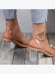 Tacones gruesos transparentes con tiras y punta abierta