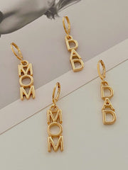 Pendientes minimalistas con letras de mamá