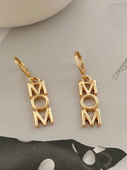 Pendientes minimalistas con letras de mamá