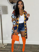 Figurbetonte Strickjacke mit geometrischem Muster und langen Ärmeln