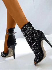Tacones altos recortados con diamantes de imitación brillantes