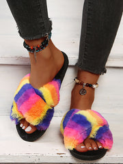 Pantuflas de felpa con rayas de arcoíris