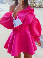 Minivestidos con volantes, mangas largas y un hombro