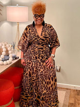 Vestido largo de leopardo con cuello en V y manga larga