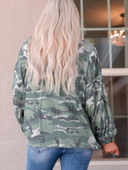 Langärmlige Kapuzenpullover mit Camouflage-Print und Kordelzug