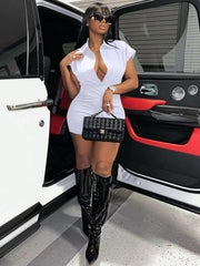 Kurze, figurbetonte Wickel-Minikleider mit Knopfleiste