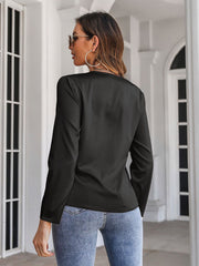 Tops cortos de satén con cuello en V y nudo retorcido