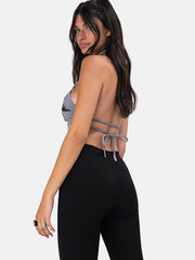 Tops cortos sin espalda con estampado de letras y cuello halter