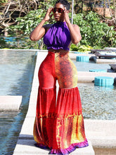 Top corto con lazo en la espalda y pantalones anchos estampados