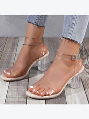 Tacones gruesos transparentes con tiras y punta abierta