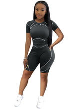 Conjunto de dos piezas de top de manga corta y pantalones cortos ajustados