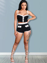 Camiseta sin mangas con botones y pantalones cortos ajustados