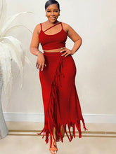 Conjunto de falda larga sin mangas con tiras y flecos que dejan al descubierto la cintura