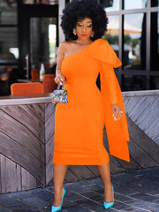 Langärmlige One-Shoulder-Midikleider mit Rüschen