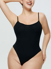 Body ajustado con tirantes finos y cuello redondo