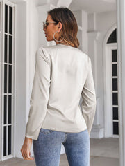 Tops cortos de satén con cuello en V y nudo retorcido