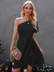 Minikleider mit unregelmäßiger Rüsche und einer Schulter