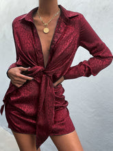 Vestido camisero de satén con manga larga y lazo delantero